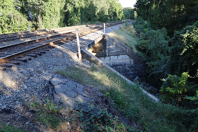 File:Backlick Run upstream rail bridge 2020.jpg