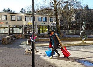 Torget med fontän och skulptur Horisontal av Folke Truedsson rest 1973.