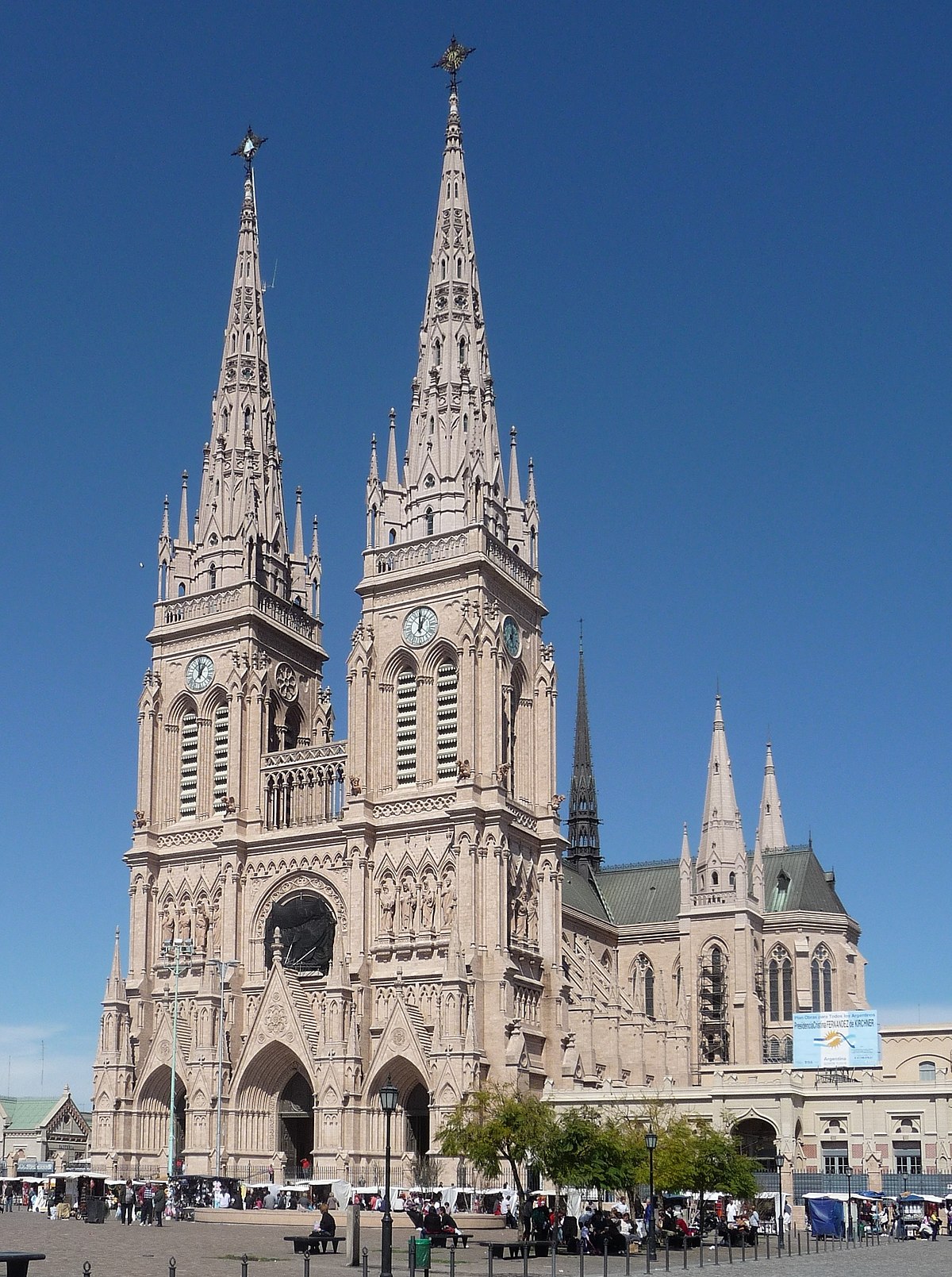 Argentina: la patada del cura a la chica en la Iglesia - Página 11 1200px-Basilica_de_Nuestra_Senora_de_Lujan