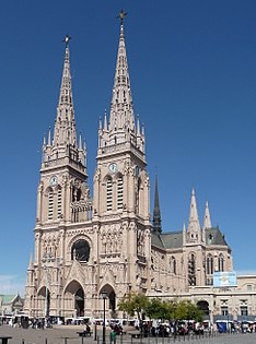 Basilique Notre-Dame de Luján, de style néogothique. Sa construction débuta en 1889 et se termina en 1937. Ses tours dominent la ville et la plaine pampéenne du haut de leurs 106 mètres de hauteur.