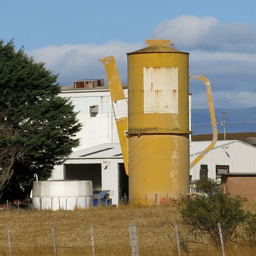 https://upload.wikimedia.org/wikipedia/commons/thumb/7/7a/Big_Coffee_Pot.jpg/1024px-Big_Coffee_Pot.jpg