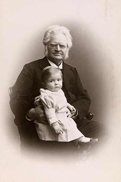 File:Bjørnstjerne Bjørnson og barnebarnet Bjørnstjerne Albert Bjørnson-Langen, 1900 crop.jpg