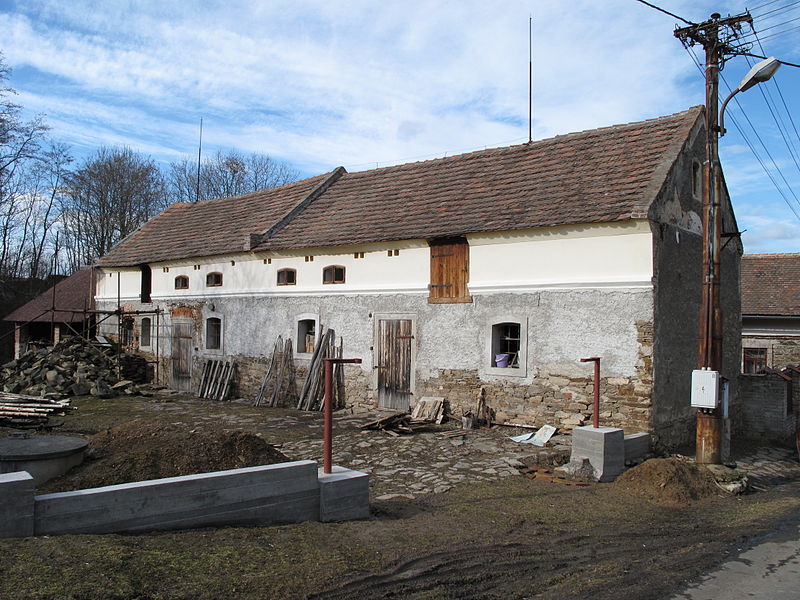 File:Bořetice (Červené Pečky), chalupa.JPG