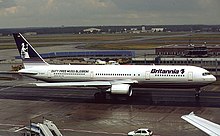 Boeing 767-300ER der Britannia Airways am Flughafen Frankfurt, Herbst 1998. Ein auf der hinteren Rumpfsektion aufgebrachter Sticker wirbt für die Beibehaltung des Duty-Free-Angebots.