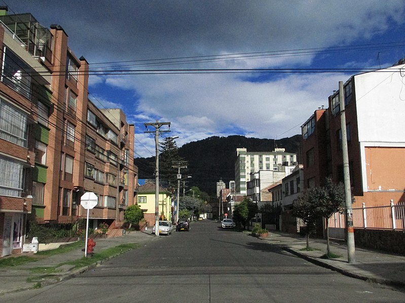 File:Bogotá, carrera 18 calle 32 en el barrio Teusaquillo.JPG