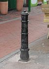 Bollard di Kensington Gardens (ujung selatan), Brighton (IoE Kode 480935).JPG