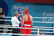 Deutsch: Boxen bei den Olympischen Jugendspielen 2018 Tag 12, 18. Oktober 2018 - Kampf um Bronze im Leichten Schwergewicht Jungen – Karol Itauma (Großbritannien, blau) schlägt Ruslan Kolesnikov (Russland, rot) 4-1; Ringrichter ist Alejandro Barrientos (Kuba). English: Boxing at the 2018 Summer Youth Olympics on 18 October 2018 – Gold Medail Match light heavyweight Boys - Karol Itauma (Great Britain, blue) beats Ruslan Kolesnikov (Russia, red) 4-1; Referee is Alejandro Barrientos (Cuba). Español: Boxeo en los Juegos Olímpicos Juveniles de Verano de 2018 en 18 de octubre de 2018 - Medalla de oro de los hombres de peso pesado ligero: Karol Itauma (Gran Bretaña, azul) vence a Ruslan Kolesnikov (Rusia, rojo) 4-1; El árbitro es Alejandro Barrientos (Cuba).