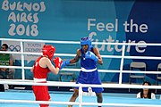 Deutsch: Boxen bei den Olympischen Jugendspielen 2018 Tag 12, 18. Oktober 2018 - Finale Leichtgewicht Mädchen – Junioren-Weltmeisterin und dreifache Juniorinnen-Europameisterin Caroline Sara DuBois (Großbritannien, blau) schlägt Juniorinnen-Asienmeisterin Porntip Buapa (Thailand, rot). English: Boxing at the 2018 Summer Youth Olympics on 18 October 2018 – Girls' lightweight Gold Medal Bout – Caroline Sara DuBois (Grat Britain, blue) wins over Porntip Buapa (Thailand, red). Español: Boxeo en los Juegos Olímpicos Juveniles de Verano de 2018 en 18 de octubre de 2018 - Combate de medalla de oro de peso ligero para niñas - Caroline Sara DuBois (Gran Bretaña, azul ) gana sobre Porntip Buapa (Tailandia, rojo).