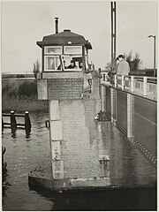 Het brugwachtershuisje na de aanvaring van 6 december 1951