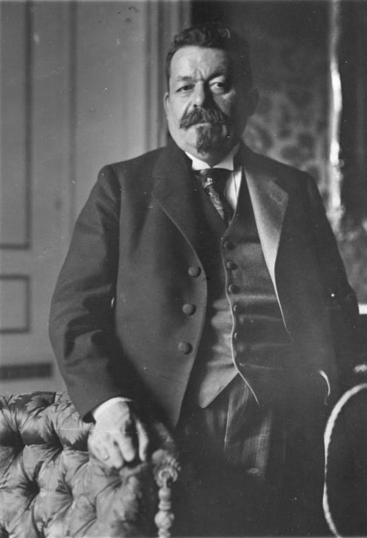 Friedrich Ebert van de sociaal-democratische partij was het eerste staatshoofd van Duitsland dat niet van adel was. Gekozen werd hij wel in februari 1919 nog door de Nationale Vergadering, niet door het volk.