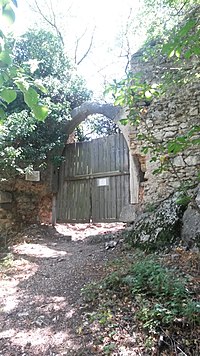 Rechts: Bogen des Haupttores (Tor I), Links: Reste der Burgkapelle