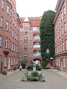 Die Heimatschutzarchitektur 220px-Burghof%2C_Flensburg%2C_Blick_nach_Norden