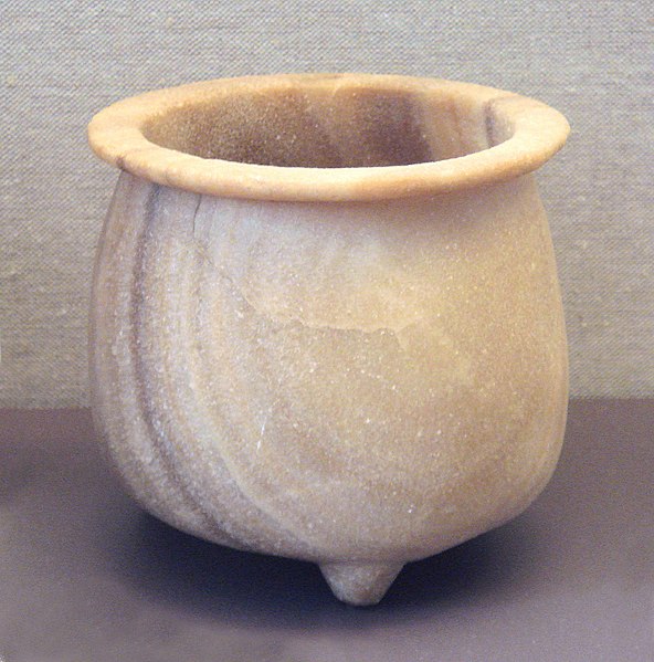 File:Calcite tripod vase, mid-Euphrates probably from Tell Buqras, 6000 BCE, Louvre Museum AO 31551.jpg