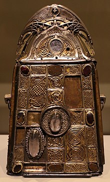Shrine of St. Patrick's Bell, 11th century, National Museum of Ireland Campana di san patrizio e il suo contenitore, da armagh, co. armagh, VI-VIII secolo, poi 1100 ca. 02.jpg