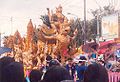 Processó amb espelmes gegants durant el festival de les espelmes.