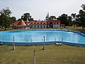 «Casa del Niño» (Lugar de hospedaje) y su piscina