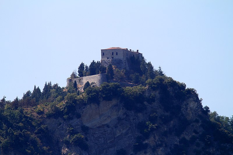 File:Castello di Montebello - panoramio.jpg