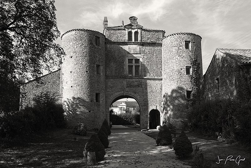 File:Cezais - chateau de la Cressonnière (1).jpg