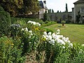 À droite, l'orangerie