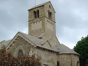 La capilla de Domange, mencionada en una carta de Cluny en 953, presenta arcadas lombardas típicas del primer arte románico