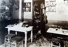 Photo sépia d'une petite salle avec tables rectangulaires