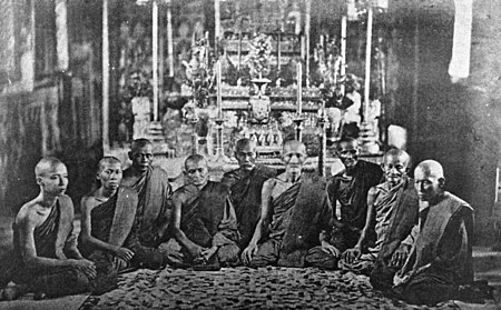 ไฟล์:Chulalongkorn_and_his_teachers_in_ordination.jpg