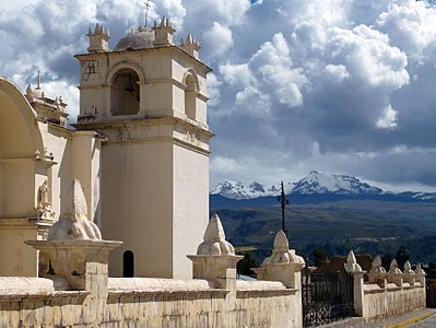 Torre de la iglesia de la Inmaculada Concepción en Yanque, Arequipa Por BrunoLocatelli Licencia: CC-BY-SA-4.0