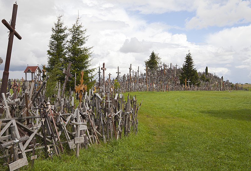 File:Colina de las Cruces, Lituania, 2012-08-09, DD 04.JPG