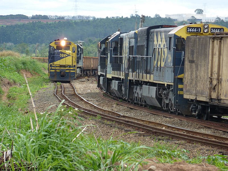 File:Comboios em cruzamento no pátio da Estação Pimenta em Indaiatuba - Variante Boa Vista-Guaianã km 216 - panoramio.jpg