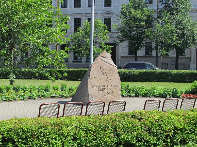 File:Commemorative rock-Latviešu teātra sākums. Turnhalle. 1868 01.JPG