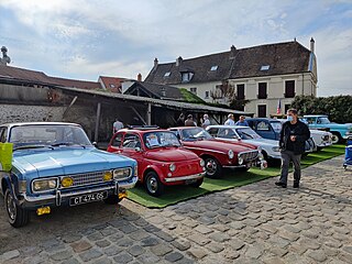 Un concours de voitures anciennes « Élégantes de Wissous » devant la grange aux Dîmes.