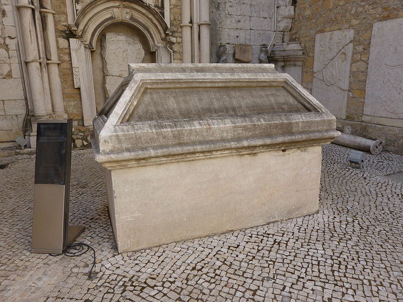 File:Convento do Carmo de Lisboa 20 Tomb Princess Catarina.JPG