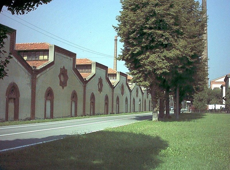 File:Crespi d'Adda fabbrica.JPG