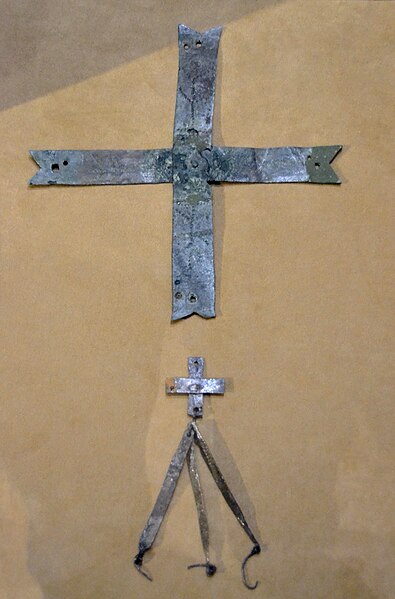 File:Creus de bronze d'un lampadari, Punta de l'Illa (Cullera), Museu de Prehistòria de València.jpg