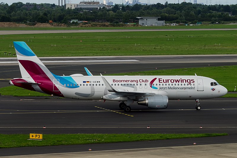 Datei:D-AEWM Airbus A320-214 A320-S - EWG "Boomerang Club" (36469211746).jpg