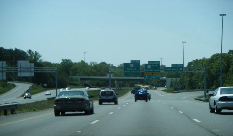 File:DE 1-DE 7 SB at Mall Road exit.JPG