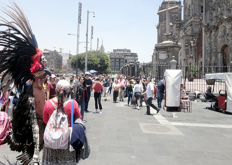 File:Danzantes en El Zócalo, Ciudad de México - Negro.jpg