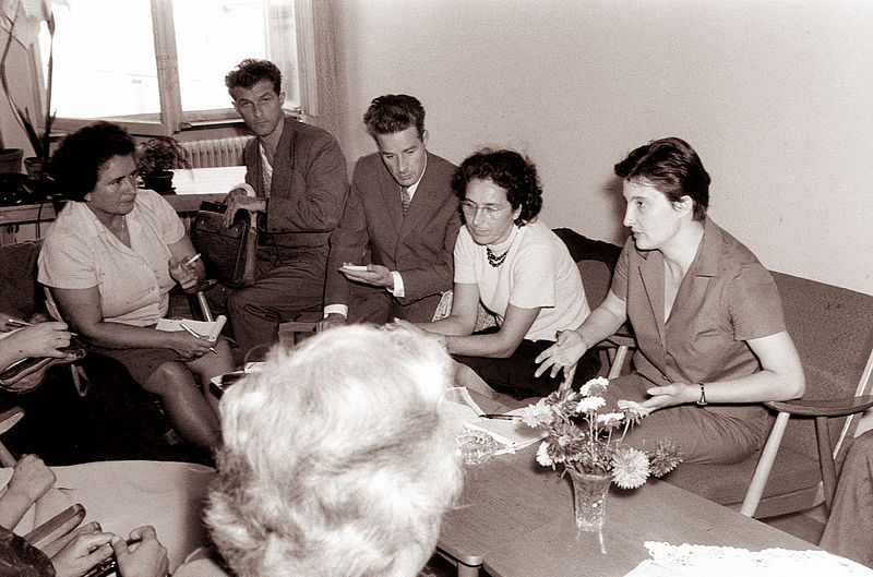 File:Delegacija konference žena Jugoslavije na občinskem odboru SZDL Maribor-Center 1962 (2).jpg