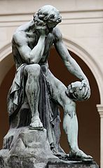 Démocrite méditant sur le siège de l'âme, une sculpture situé dans les jardins du Musée des Beaux-Arts de Lyon. Démocrite est un philosophe grec considéré comme le père de l'atomisme.