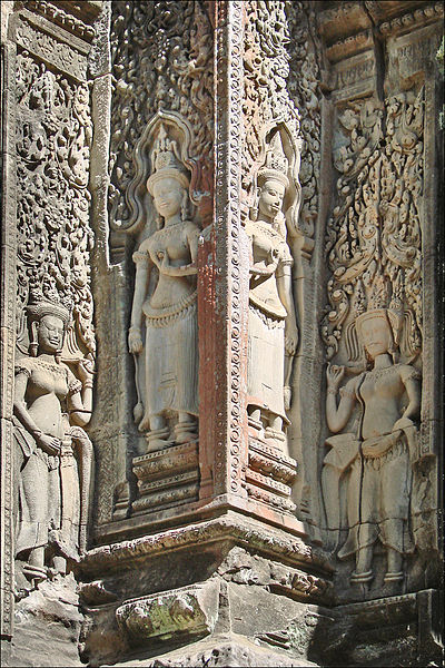 File:Devatâ et Dvârapâla (Thommanon, Angkor) (6990871049).jpg