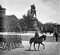 Die Gartenlaube (1893) b 685.jpg Die Kaisertage in Metz: Vorbeimarsch der Truppen vor dem Denkmal Kaiser Wilhelm I.