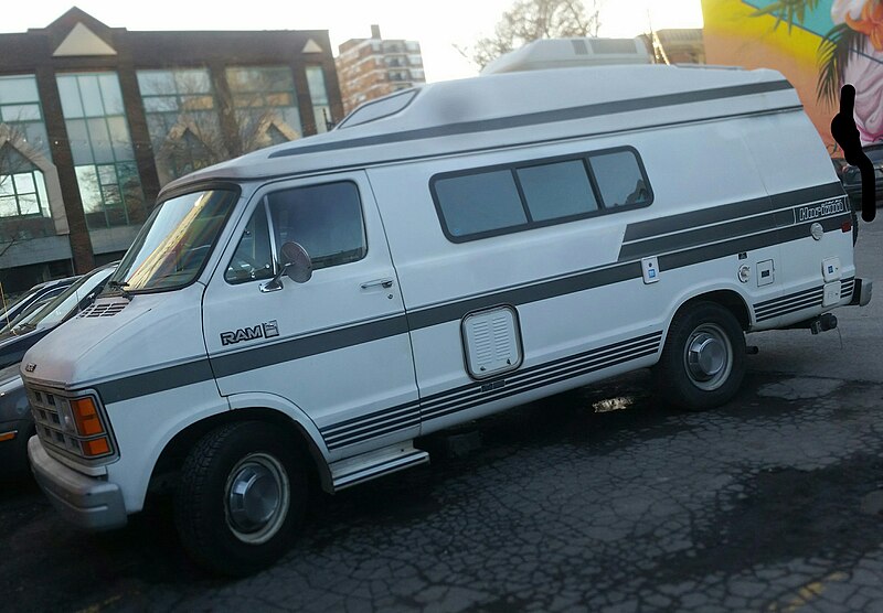 File:Dodge Ram Van de camping.jpg