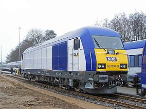Lok DE2000-01 der Nord-Ostsee-Bahn am ersten Betriebstag der Marschbahn auf dem eigenen Betriebsgelände in Husum