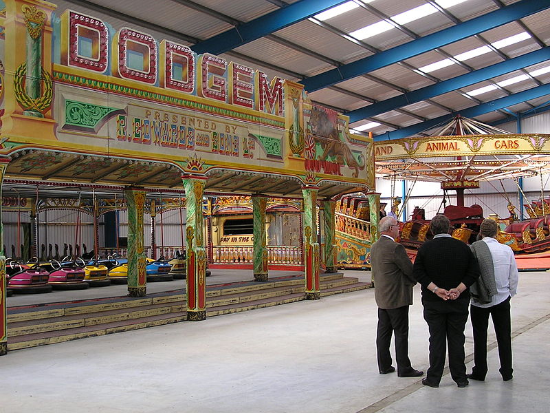 File:Edwards’ Dodgems (L) & the Rodeo Switchback beyond, FHT Lifton 21.09.06 P9210080 (11522226966).jpg