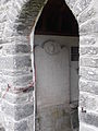 Lleoliad ei fedd heddiw: ger porth Eglwys Sant Mihangel.