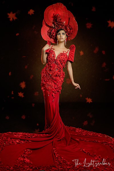 File:Elegant in RED.jpg