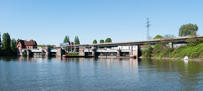 File:Ellerholzschleuse, WPAhoi, Hamburg (P1080342).jpg