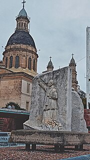 Miniatuur voor Bestand:Escultura Julián Navarro bendiciendo la Bandera 2024.jpg