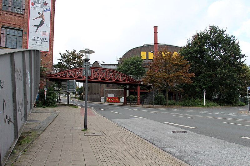 File:Essen - Brücke der Krupp-Werksbahn (49454940956).jpg