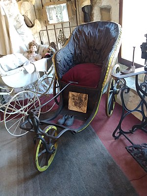 Rickshaw erako ibilgailua, Nafarroan erabilia 20. mende hasieran, Nafarroako Erresumako Museo Etnografikoan. Detaileko irudian nola tiratzen zen ikusten da, trizikloz edo bizikletaz kasu honetan.